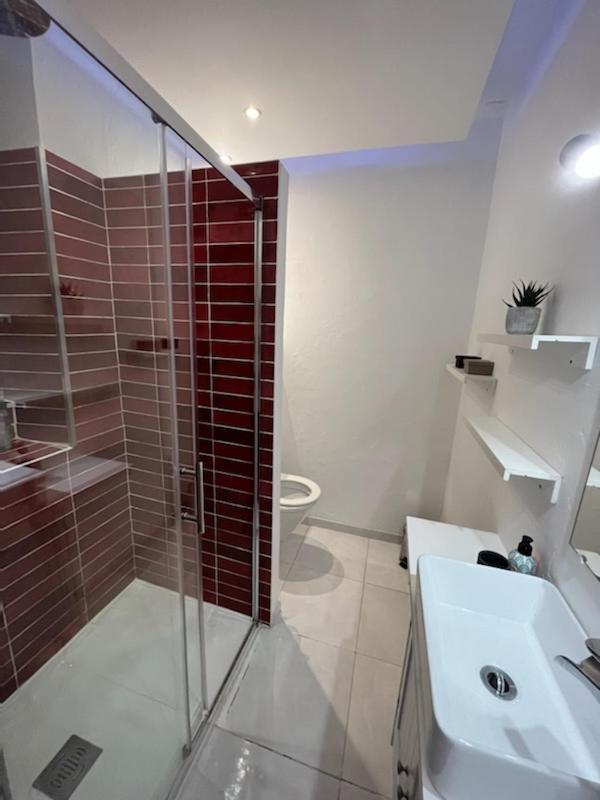 L'Appartement - Chambre Avec Salle De Bains Et Wc Dans Une Galerie D'Art Montbéliard Eksteriør billede