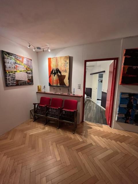 L'Appartement - Chambre Avec Salle De Bains Et Wc Dans Une Galerie D'Art Montbéliard Eksteriør billede